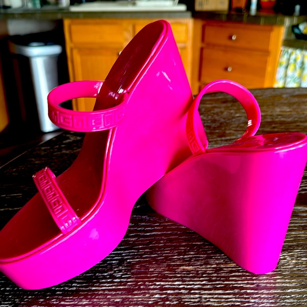GUESS Women's Edvina Wedge Sandal